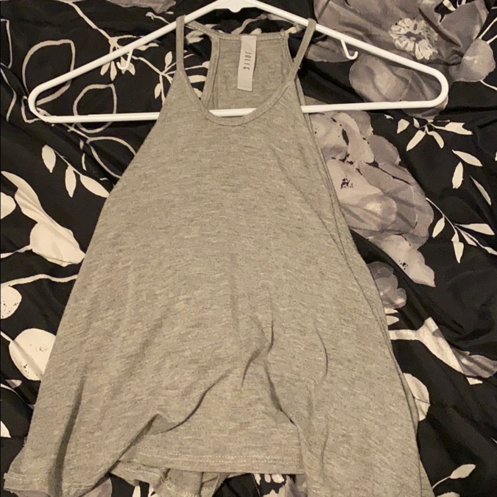 grey top